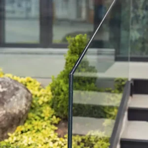 Imagem de vidro estrutural instalado em jardim