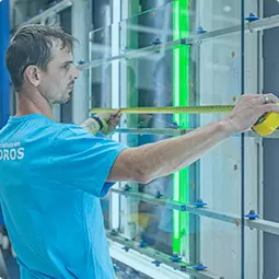 Imagem de profissional instalando vidro
